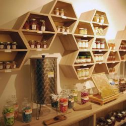 Prestatgeries en forma de bresca amb productes