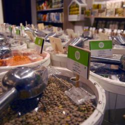 Autoservei de llegums al pes